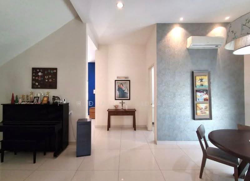 Rumah Berkembar untuk Dijual di Taman Kluang Indah (Kluang) - Firdaus Dauz - Living Room - PropertyGuru.com.my