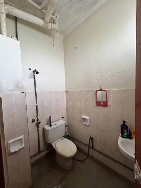 Pangsapuri untuk Dijual di Kelompok Rajawali Apartment - Mohd Rafiee - Bathroom - PropertyGuru.com.my