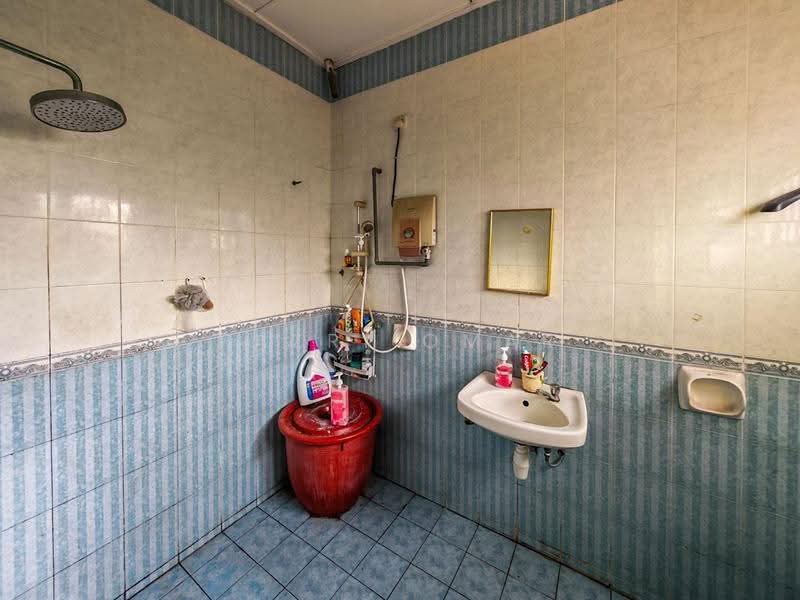 Rumah Teres 2-Tingkat untuk Dijual di Seksyen 7 (Shah Alam) - Fazri Omar - Bathroom - PropertyGuru.com.my