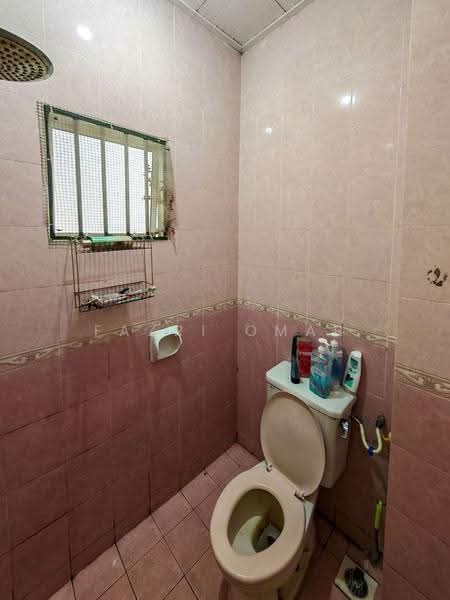 Rumah Teres 2-Tingkat untuk Dijual di Seksyen 7 (Shah Alam) - Fazri Omar - Bathroom - PropertyGuru.com.my