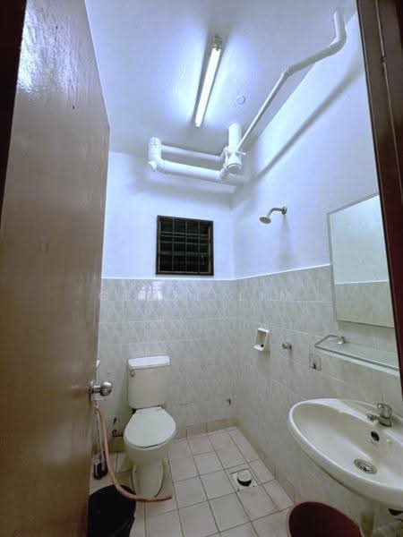 Kondominium untuk Disewa di Bayu Tasik 1 - Geoff Lim - Bathroom - PropertyGuru.com.my