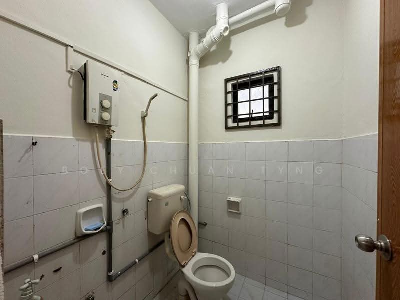 2-storey Terraced House for Sale in Taman Tampoi Indah (Tampoi) - Boey Chuan Tyng - Bathroom - PropertyGuru.com.my