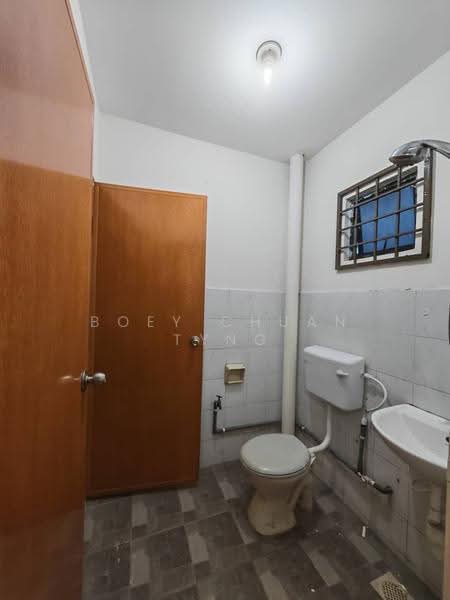 2-storey Terraced House for Sale in Taman Tampoi Indah (Tampoi) - Boey Chuan Tyng - Bathroom - PropertyGuru.com.my