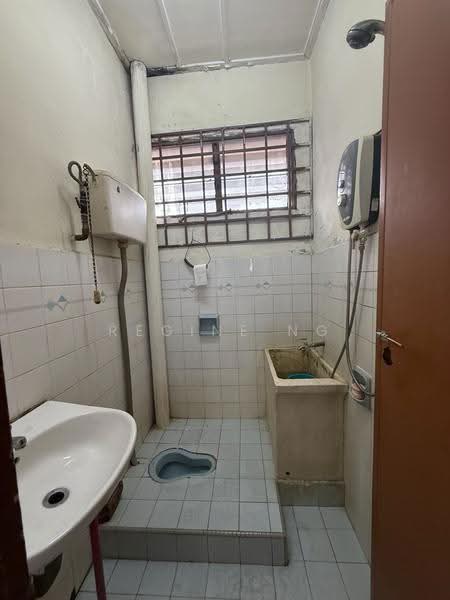 1-storey Terraced House for Sale in Permas Jaya (Johor) - Regine Ng - Bathroom - PropertyGuru.com.my
