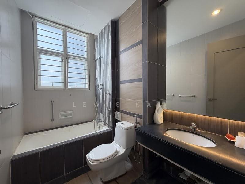 Kondominium untuk Dijual di Fettes Residence - Lewis Kam - Bathroom - PropertyGuru.com.my