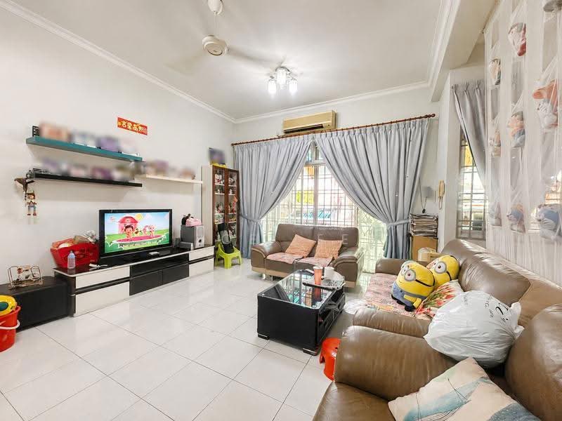2-storey Terraced House for Sale in Taman Gaya (Ulu Tiram) - Zoe Lee - Living Room - PropertyGuru.com.my