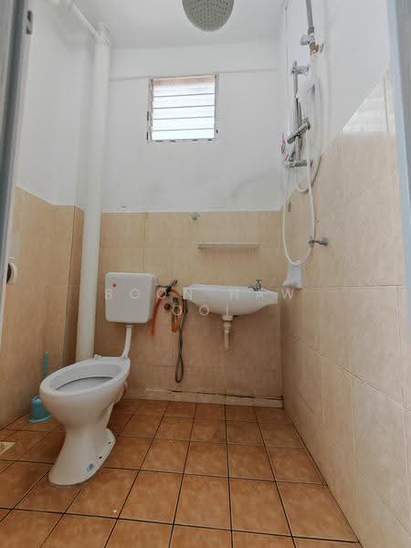 Apartment for Sale at Taman Pantai Intan - Boon Haw Ooi - Bathroom - PropertyGuru.com.my