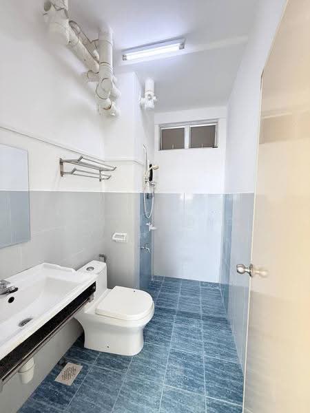 Pangsapuri untuk Disewa di Indah Court Apartment - Shieh Long Chen - Bathroom - PropertyGuru.com.my