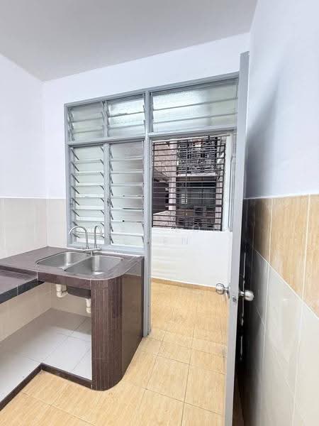 Pangsapuri untuk Disewa di Indah Court Apartment - Shieh Long Chen - Kitchen - PropertyGuru.com.my