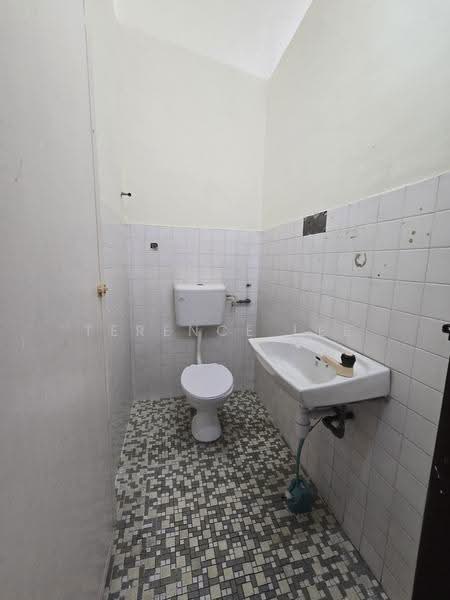 Rumah Teres 2-Tingkat untuk Disewa di Taman Gembira (Klang) - Terence Lee - Bathroom - PropertyGuru.com.my