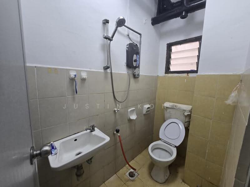 Pangsapuri untuk Dijual di Taman Larkin Idaman Plot C - Justin Kong - Bathroom - PropertyGuru.com.my