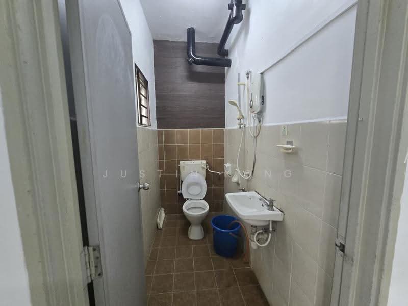 Pangsapuri untuk Dijual di Taman Larkin Idaman Plot C - Justin Kong - Bathroom - PropertyGuru.com.my