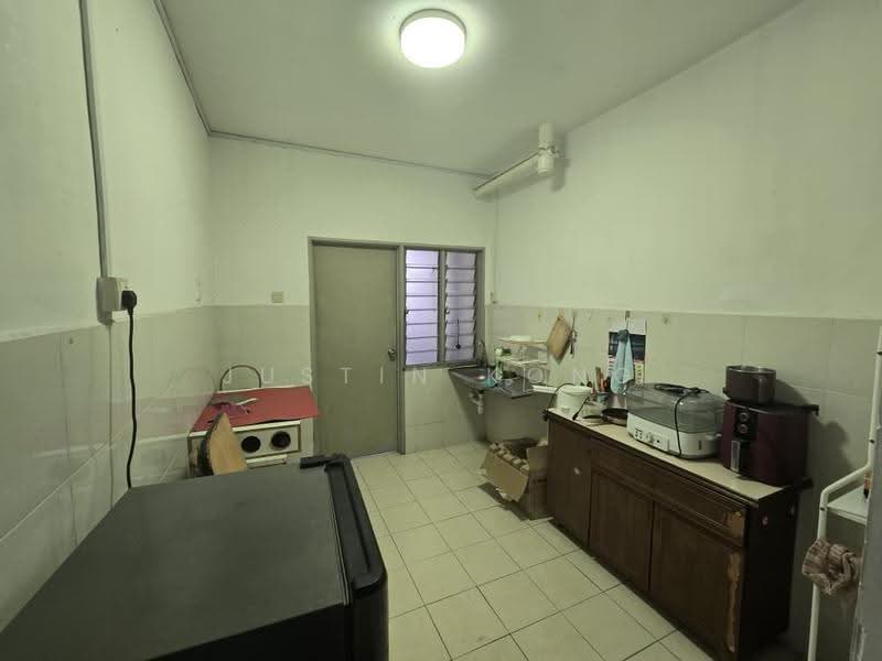Pangsapuri untuk Dijual di Taman Larkin Idaman Plot C - Justin Kong - Kitchen - PropertyGuru.com.my