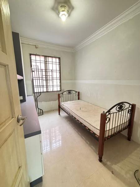 Pangsapuri untuk Dijual di Sri Putra Apartment - Justin Kong - Bedroom - PropertyGuru.com.my