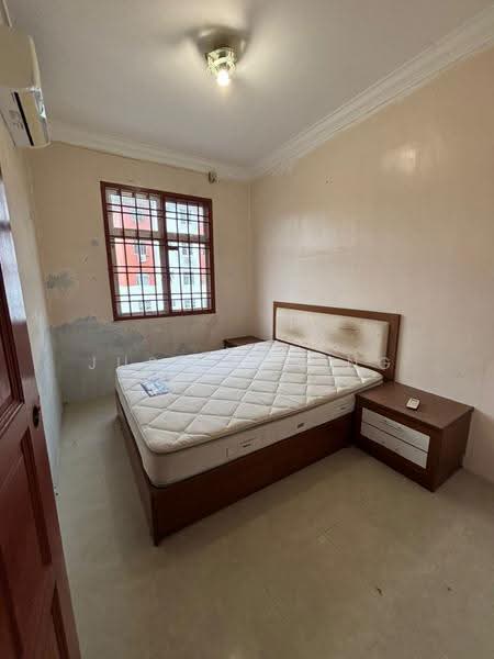 Pangsapuri untuk Dijual di Sri Putra Apartment - Justin Kong - Bedroom - PropertyGuru.com.my