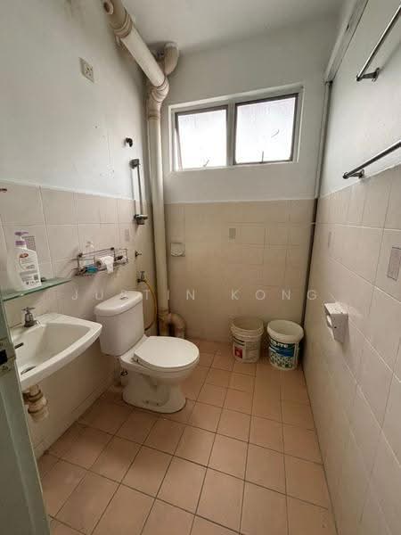 Pangsapuri untuk Dijual di Sri Putra Apartment - Justin Kong - Bathroom - PropertyGuru.com.my