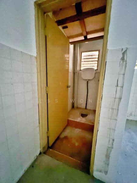 Kedai untuk Dijual di Taman Puteri Wangsa (Ulu Tiram) - Bess Wong - Bathroom - PropertyGuru.com.my