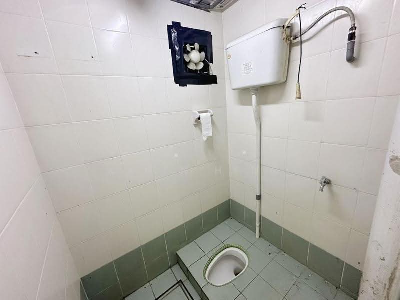 Kedai untuk Disewa di Taman Ungku Tun Aminah (Skudai) - Karen Heng - Bathroom - PropertyGuru.com.my