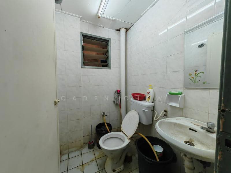 Pangsapuri untuk Dijual di Pangsapuri Sri Kemuning - Caden Chew - Bathroom - PropertyGuru.com.my