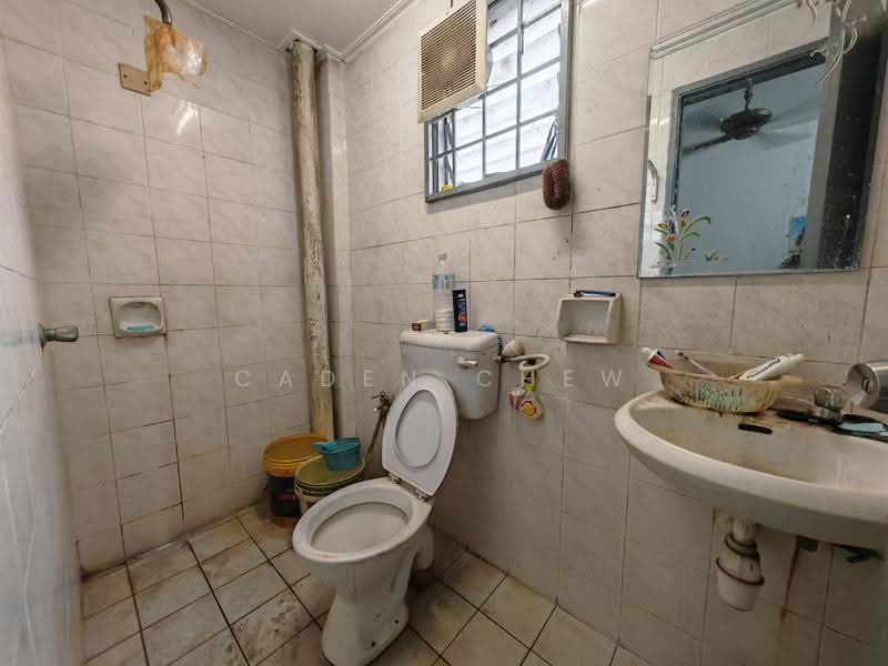 Pangsapuri untuk Dijual di Pangsapuri Sri Kemuning - Caden Chew - Bathroom - PropertyGuru.com.my