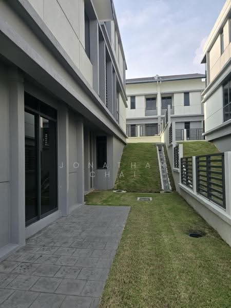 Rumah Berkembar untuk Dijual di Aman Putri (Sungai Buloh) - Jonathan Chai - Exterior - PropertyGuru.com.my