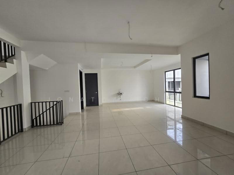 Rumah Berkembar untuk Dijual di Aman Putri (Sungai Buloh) - Jonathan Chai - Living Room - PropertyGuru.com.my