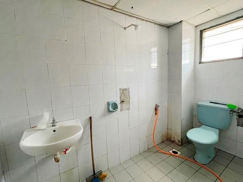 Shop for Sale in Taman Sungai Kapar Indah (Kapar) - Penny Chia - Bathroom - PropertyGuru.com.my