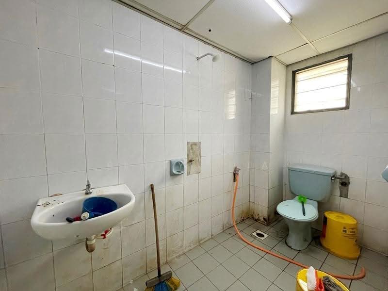 Shop for Sale in Taman Sungai Kapar Indah (Kapar) - Penny Chia - Bathroom - PropertyGuru.com.my
