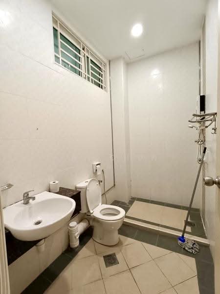 Rumah Berkembar untuk Disewa di Sungai Ara @ 3 Storey Semi D (Sungai Ara) - Gan Chun Kai - Bathroom - PropertyGuru.com.my