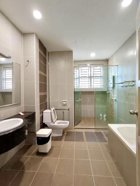 Rumah Berkembar untuk Disewa di Sungai Ara @ 3 Storey Semi D (Sungai Ara) - Gan Chun Kai - Bathroom - PropertyGuru.com.my
