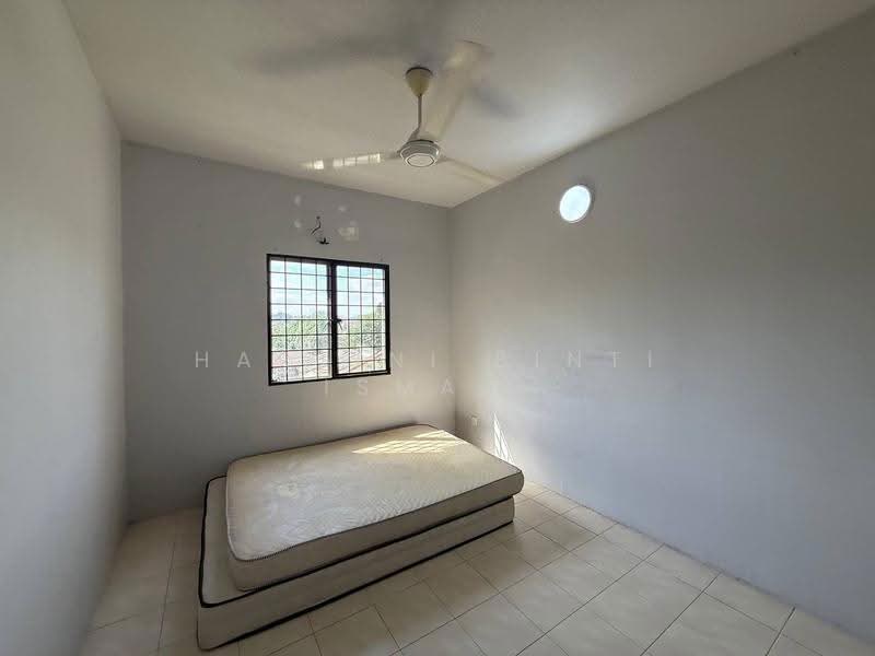 Pangsapuri untuk Dijual di Pangsapuri Mayang (Puncak Jalil) - Hartini Binti Ismail - Bedroom - PropertyGuru.com.my