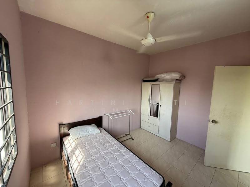 Pangsapuri untuk Dijual di Pangsapuri Mayang (Puncak Jalil) - Hartini Binti Ismail - Bedroom - PropertyGuru.com.my