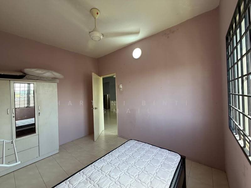 Pangsapuri untuk Dijual di Pangsapuri Mayang (Puncak Jalil) - Hartini Binti Ismail - Bedroom - PropertyGuru.com.my