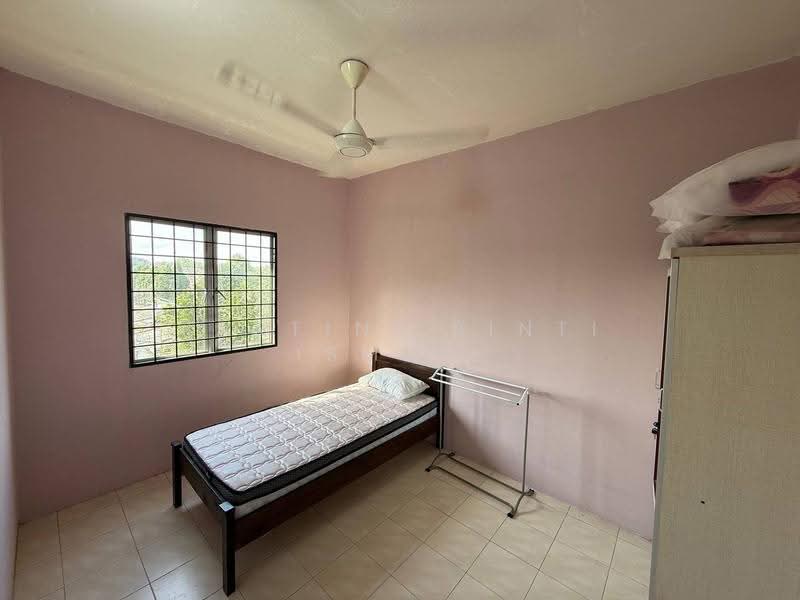 Pangsapuri untuk Dijual di Pangsapuri Mayang (Puncak Jalil) - Hartini Binti Ismail - Bedroom - PropertyGuru.com.my