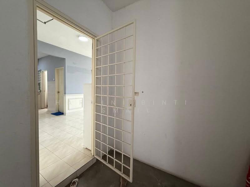 Pangsapuri untuk Dijual di Pangsapuri Mayang (Puncak Jalil) - Hartini Binti Ismail - Entrance - PropertyGuru.com.my