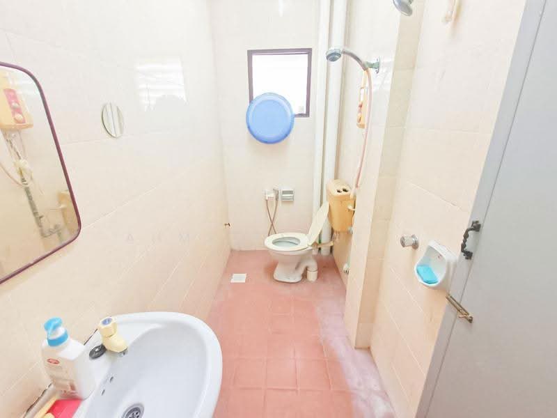 Pangsapuri untuk Dijual di Pangsapuri Desa Subang - Ahmad Syafiq - Bathroom - PropertyGuru.com.my