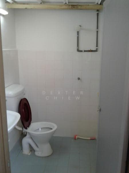 Pangsapuri untuk Dijual di Rajawali Apartment - Dexter Chiew - Bathroom - PropertyGuru.com.my