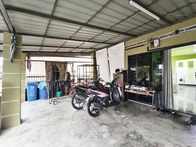 1-storey Terraced House for Sale in Seksyen 35, Taman Desa Kemuning (Shah Alam) - Natasha Shadan - Car Park - PropertyGuru.com.my