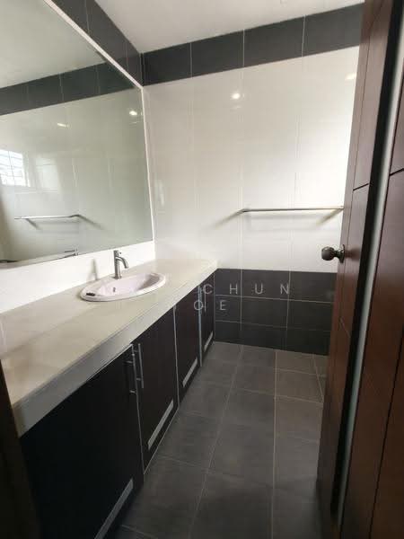 Semi-Detached House for Sale in Kota Damansara (Selangor) - Kam Chun Hoe - Bathroom - PropertyGuru.com.my
