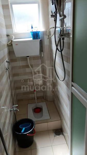 Rumah Flat untuk Disewa di Ang Seng Mansion - Desmond Low - Bathroom - PropertyGuru.com.my