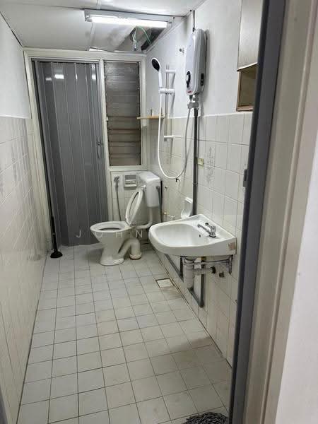 Kondominium untuk Disewa di Petaling Indah Condominiums - John Liew - Bathroom - PropertyGuru.com.my