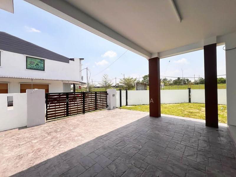 Rumah Berkembar untuk Dijual di Bidor (Perak) - Kevin Chai - Car Porch - PropertyGuru.com.my