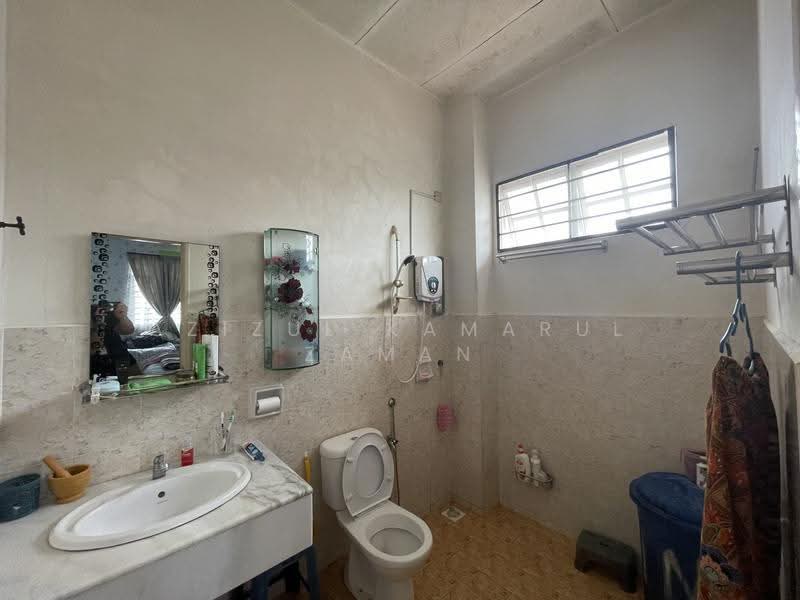 Bungalow House for Sale in Bukit Mahkota (Bangi) - Azizul Kamarul Zaman - Bathroom - PropertyGuru.com.my