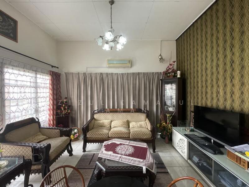 Bungalow House for Sale in Bukit Mahkota (Bangi) - Azizul Kamarul Zaman - Living Room - PropertyGuru.com.my