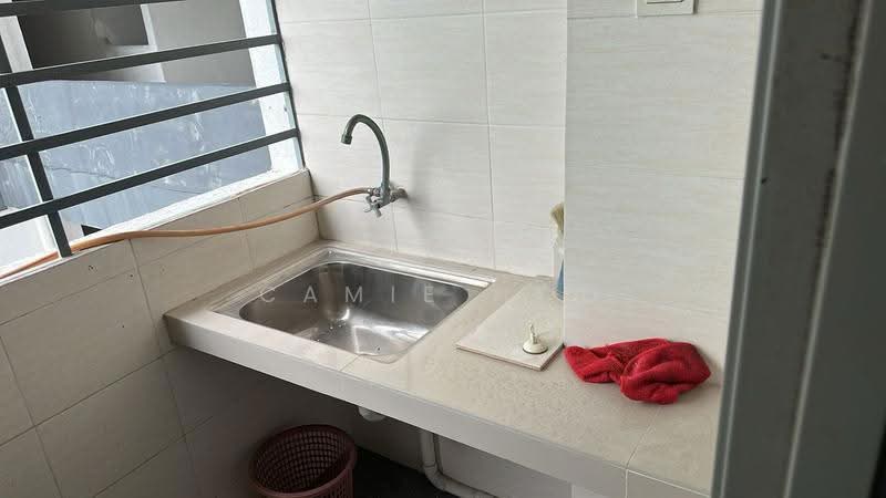 Kediaman Servis untuk Dijual di Silk Residence - Camie Hoo - Balcony - PropertyGuru.com.my