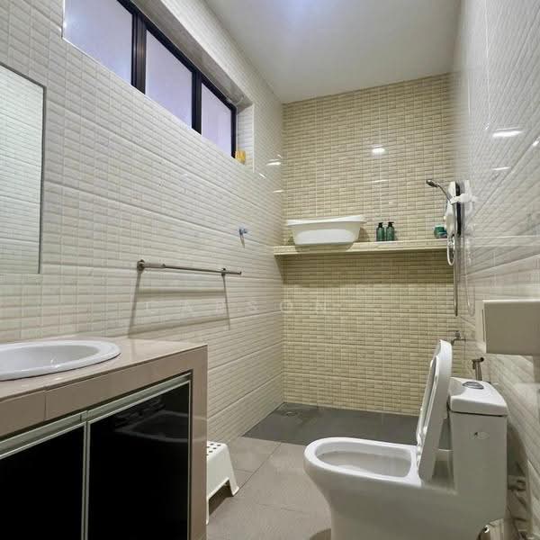 Rumah Berkembar untuk Dijual di Taman Johor Jaya (Johor Bahru) - Carson . - Bathroom - PropertyGuru.com.my