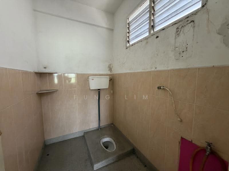 Rumah Teres untuk Dijual di Taman Lake View (Taiping) - Fung Lim - Bathroom - PropertyGuru.com.my
