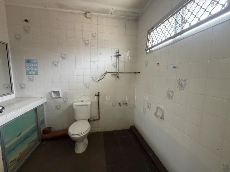 Rumah Teres untuk Dijual di Taman Lake View (Taiping) - Fung Lim - Bathroom - PropertyGuru.com.my