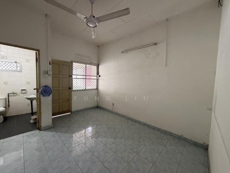Rumah Teres untuk Dijual di Taman Lake View (Taiping) - Fung Lim - Bathroom - PropertyGuru.com.my