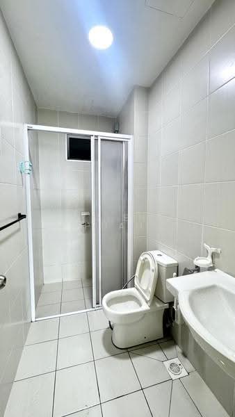 Kediaman Servis untuk Disewa di Meridin Bayvue Serviced Apartment - Yi En Puah - Bathroom - PropertyGuru.com.my